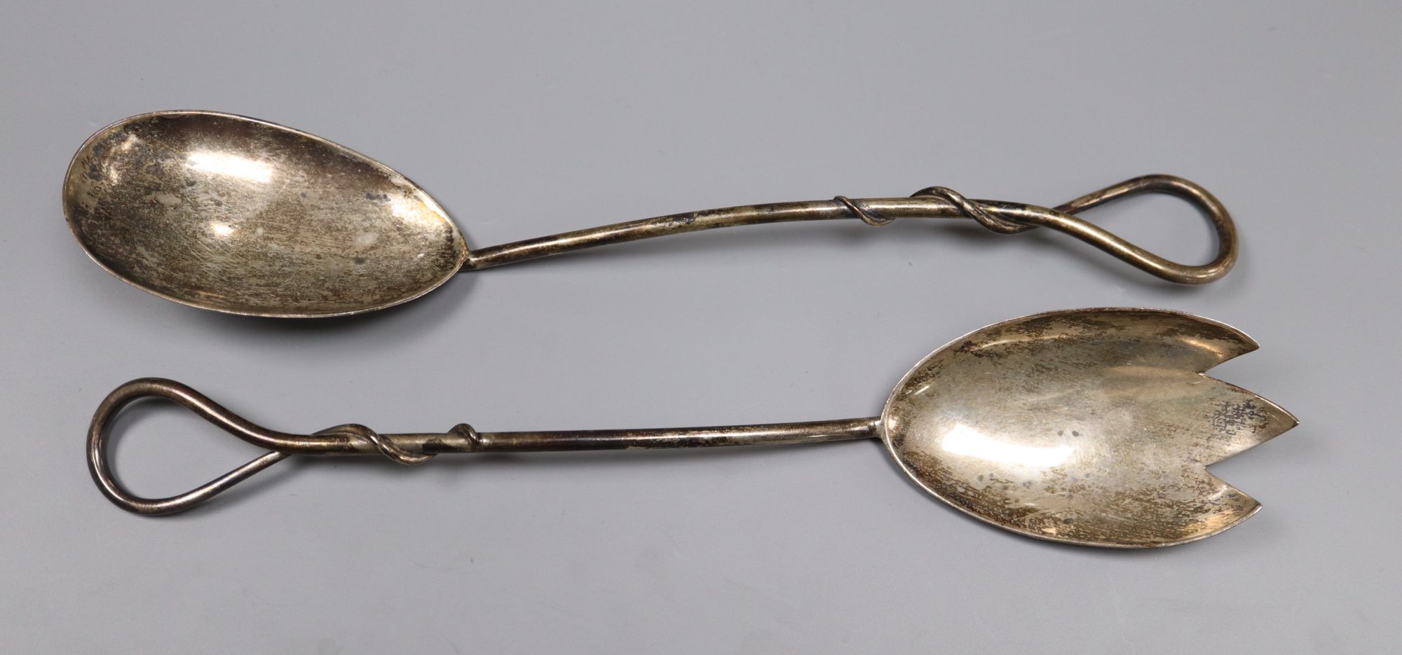 A pair of Edwardian silver salad servers with loop twist handles, by John Charles Grinsell, Birmingham, 1908, 3.5oz.